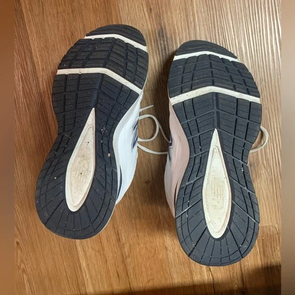 EUC Men’s 8 2E Athletic shoes - Picture 3 of 7